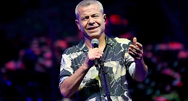 Levent Yüksel özlenen şarkılarıyla sahnede