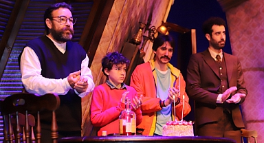 Savaş Dinçel’in 81. doğum günü sahnede kutlandı