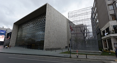 AKM heykeline kavuştu