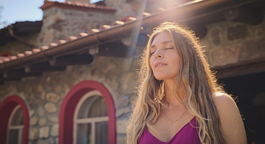 Aslı Enver ve Mehmet Günsür, Arayış dizisinde aynı sahneyi paylaşıyor