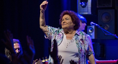 Selda Bağcan ve yeğenleri aynı sahnede 