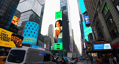 Zeynep Bastık Times Meydanı'nda