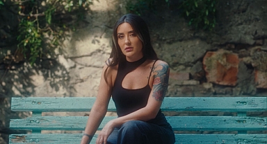 Üzülmedim ki'ye Melek Mosso yorumu