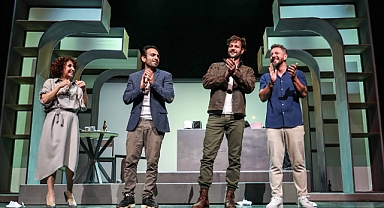 Cırcır Böcekleri İtler ve Biz oyunu prömiyer yaptı