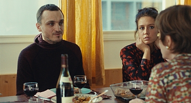 Paris’te bir gece kulübünde filizlenen sıra dışı bir aşk üçgeni: Pasajlar