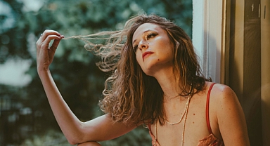 Güneş Özgeç’ten ‘Olmuyor’ yayında