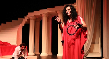 İBB Şehir Tiyatrolarından Ben Medea Değilim oyunu