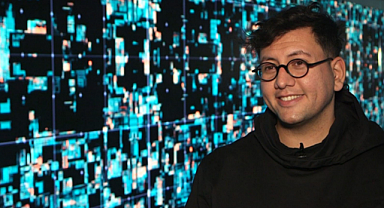 Refik Anadol'a sert eleştiri: Müziği keserseniz sıradan bir ekran koruyucu!