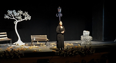 İclal Aydın'ın Emanetçi gösterisi 100. kez sahnelendi