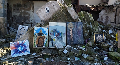 Antakya’da sanatçılar yıkıntıların arasında eserlerini sergiledi