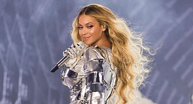 Beyonce zirveye yerleşen ilk siyahi kadın oldu
