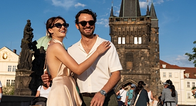 Birkan Sokullu ve Esra Bilgiç’ten Romantik Hırsız filmi