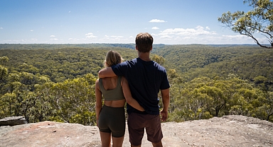 Glen Powell: Sydney’i gerçekten de örümcek ısırdı