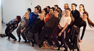 Başrollerini Hande Subaşı ve Halil İbrahim Ceyhan’ın paylaştığı Bir Masaldı'nın provaları başladı