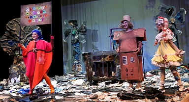 İBB Şehir Tiyatroları nisan ayında 33 oyunla seyirci karşısına çıkıyor