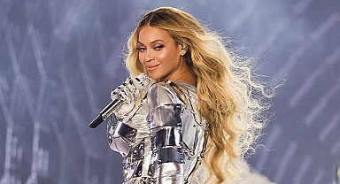Beyonce'nin yeni albümü müzik listelerini alt üst etti