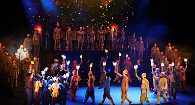 Bu Memleket Bizim bütün görkemiyle sahnede