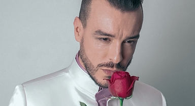  Cem Adrian Türk sanat müziğinin unutulmaz eserlerini yeniden yorumladı