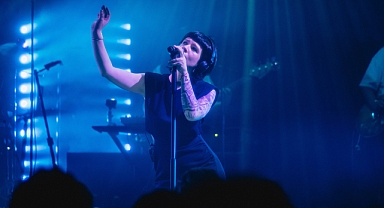 Dilhan Şeşen açık havada sahne alıyor