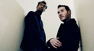 Massive Attack sahnesinde ünlü isimleri ağırlayacak