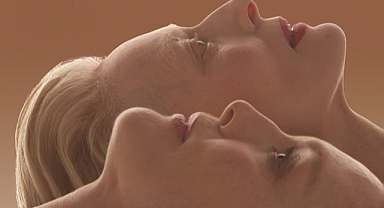 Pedro Almodóvar imzalı Yandaki Oda filminin resmi posteri yayınlandı