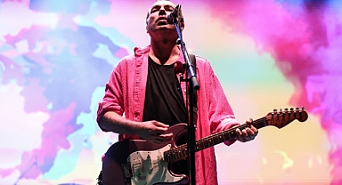 mor ve ötesi 10 bin kişiye konser verdi