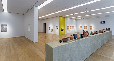 Yasemin Özcan'ın Islak Zemin başlıklı kişisel sergisi ziyarete açıldı