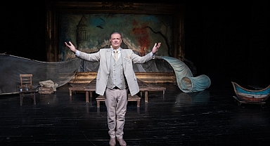 İzmir Büyükşehir Belediyesi Şehir Tiyatroları sezonu açtı