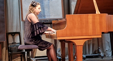 14 yaşındaki genç piyanist Aylin Topuz Macaristan'dan ödülle döndü