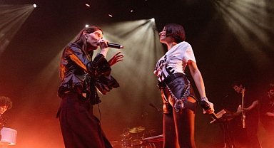 Charlotte Cardin ve Zeynep Bastık aynı sahnede