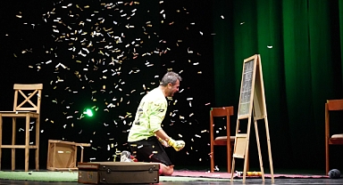 12 Numaralı Adam, 100. şehirde sahnelendi