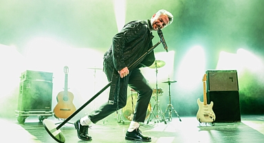 Emre Altuğ'dan 70 kişilik sahne şovu