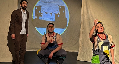 Kurgusunu Arayan Adam sahnede