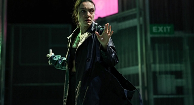 Merve Dizdar başrolde: İnsanlar Mekanlar Nesneler seyirci ile buluştu