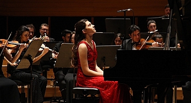 İlyun Bürkev, Polonya’da Chopin’in 2. Piyano Konçertosu’nu seslendirecek