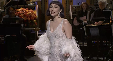 Lady Gaga yeniden Saturday Night Live programında sunucu oldu, kendisiyle dalga geçti