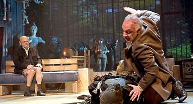 Geçmişin Gölgesi: İstanbul Şehir Tiyatroları’ndan tüyler ürperten bir hesaplaşma oyunu