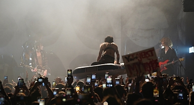 Palaye Royale'den İstanbul konserinde dıra dışı anlar: Şişme bot sahnedeydi