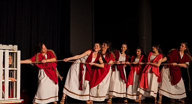 Aristophanes’in Eşek Arıları uyarlaması yeniden sahnede