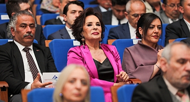 Düzce’de Hülya Koçyiğit’e Yaşam Boyu Onur Ödülü