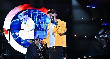 OneRepublic’in solisti Ryan Tedder, sahneye Türk bayraklı tişört ile çıktı