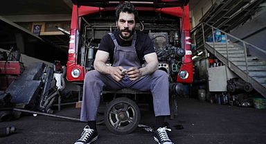 Akın Akınözü, rolüne hazırlanmak için tamirhanede