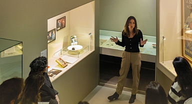 Hikâye İstanbul’da Geçiyor sergisi küratörlü turlarla devam ediyor