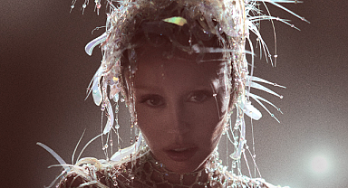 Miley Cyrus, on üç şarkılık görsel albümüyle müzikte yeni bir boyut açıyor