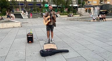Sokak müziği yapıyor, dünyayı geziyor