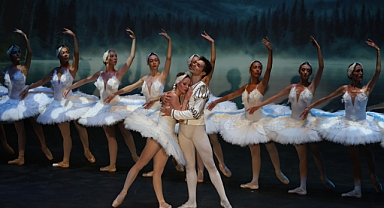 Bodrum Bale Festivali Kuğu Gölü ile başladı