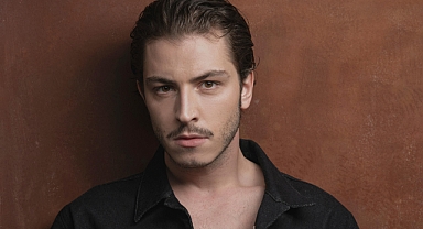 Boran Kuzum, Dan Levy’nin yeni dizisi Big Mistakes ile Netflix’te dünya sahnesinde