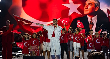 Buray’dan Çanakkale’de Zafer Bayramı vurgusu: Gençlik Marşı sahnede yankılandı