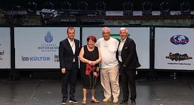 Defne Yalnız ve Halil Ergün’e Yaşam Boyu Başarı Ödülü