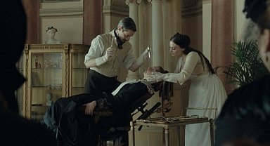 Güzellik algısına sert bakış: Çirkin Üvey Kardeş izleyiciyle buluşuyor